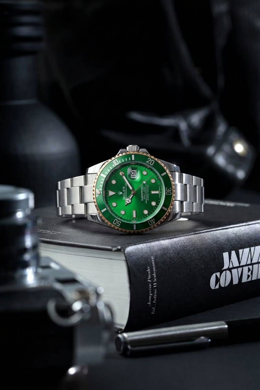 Men's Luxury Diver Style Watch with Date Display & Metal Bracelet